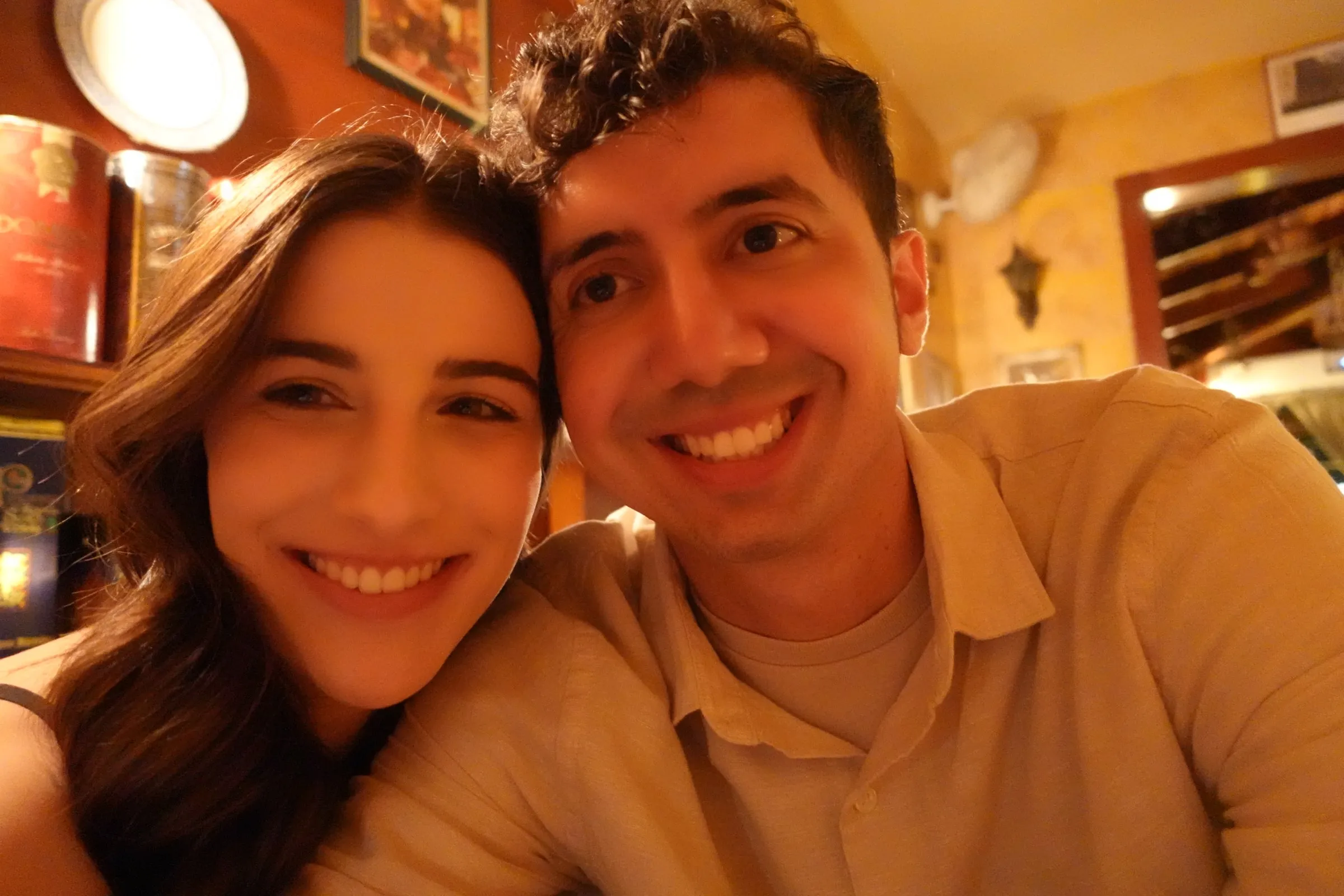 Ana Luisa e Misael sorrindo em um restaurante